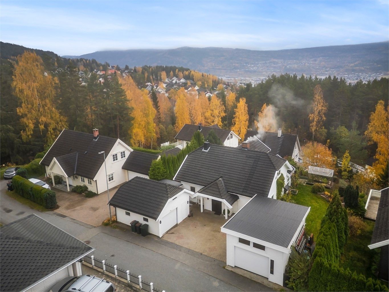 Enebolig beliggende i et etablert boligområde med nærhet til marka