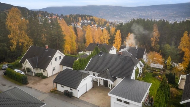 Enebolig beliggende i et etablert boligområde med nærhet til marka
