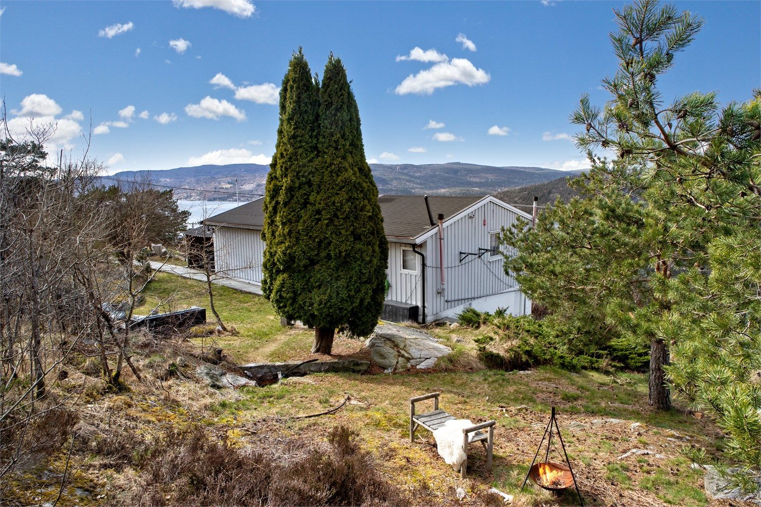 Tomten har flere usjenerte uteplasser og soner for rekreasjon.