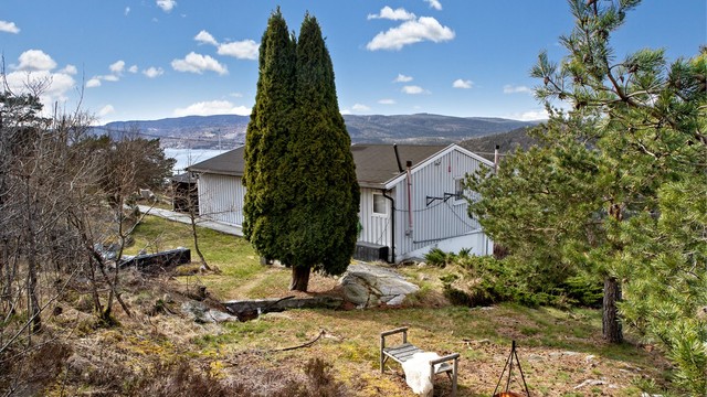 Tomten har flere usjenerte uteplasser og soner for rekreasjon.