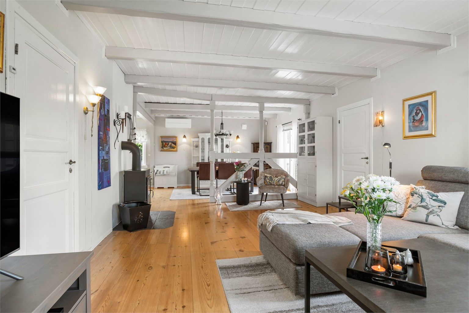 Sjarmerende og innholdsrik del av tomannsbolig med mye histore. 