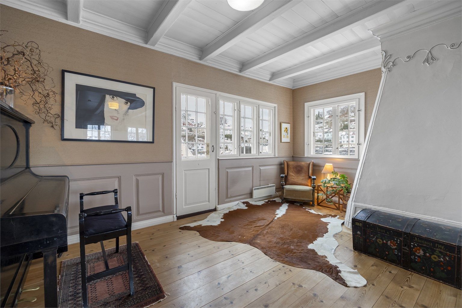 Stuen i 2 etg. har utgang til veranda med gode solforhold (ca. 22.00 sommerstid). 