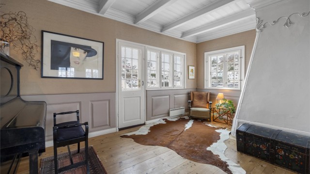 Stuen i 2 etg. har utgang til veranda med gode solforhold (ca. 22.00 sommerstid).