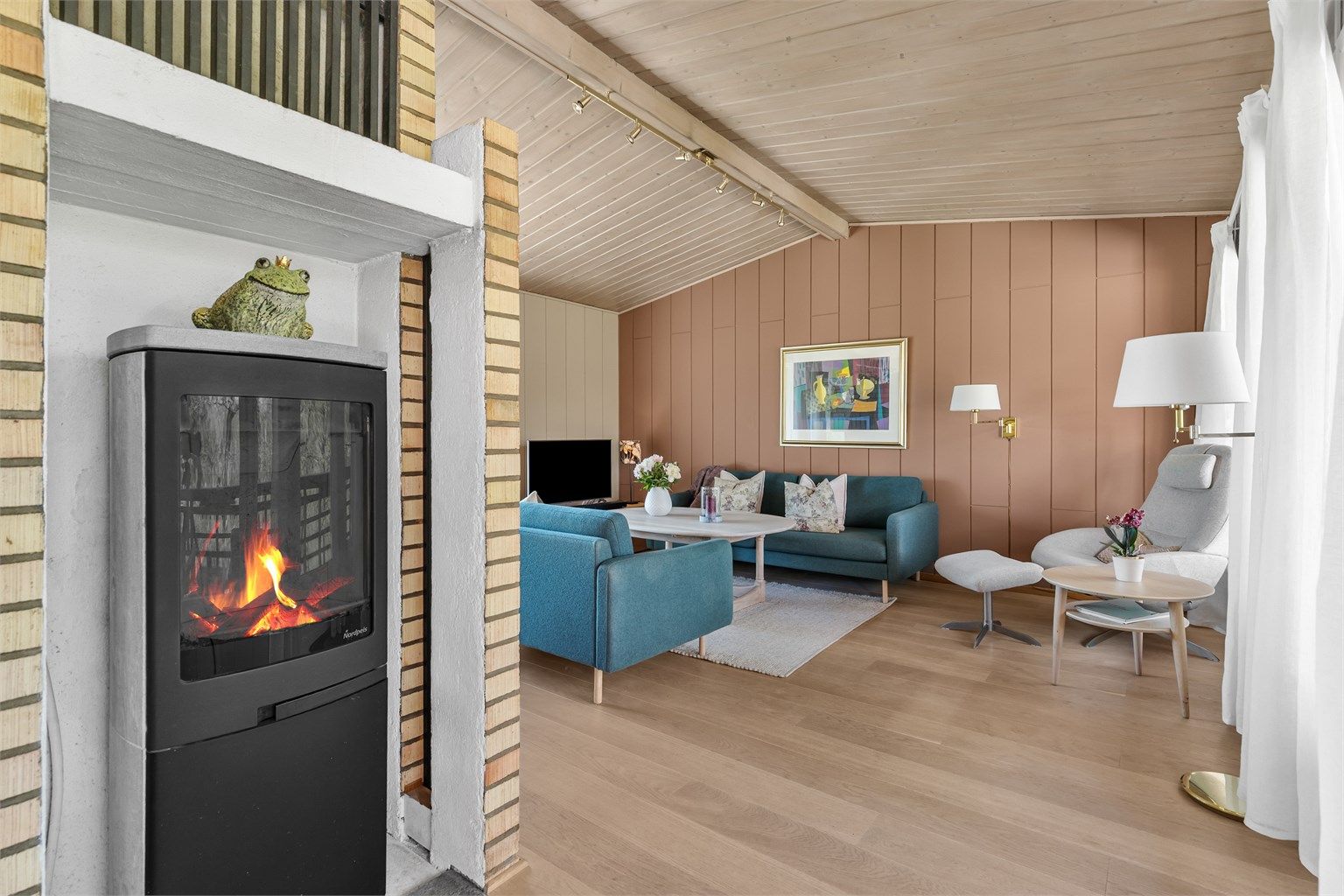 Det er en moderne peisovn og en åpen, innebygd peis i stuen for ekstra varme og hygge på kjølige dager.