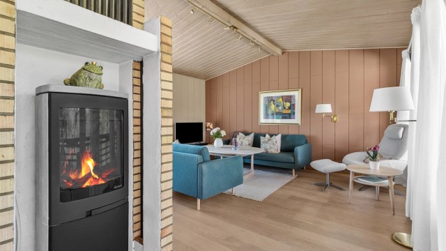 Det er en moderne peisovn og en åpen, innebygd peis i stuen for ekstra varme og hygge på kjølige dager.