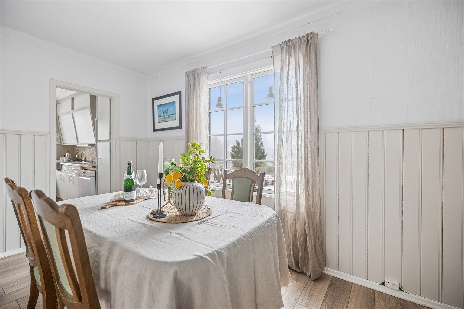 Kjøkkenet ligger i tilknytning til spiseplassen.