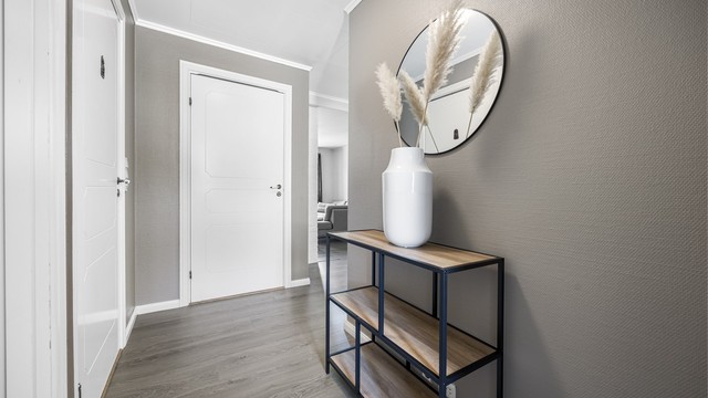 Fra gangen er det tilgang til boligens øvrige rom. De innvendige dørene er profilerte.