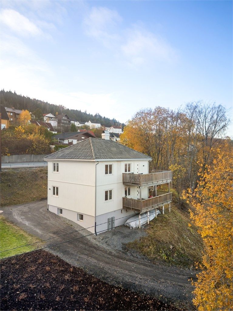 Kort gangavstand til Sota fjordpark, båthavn og bussholdeplass med gode forbindelser.