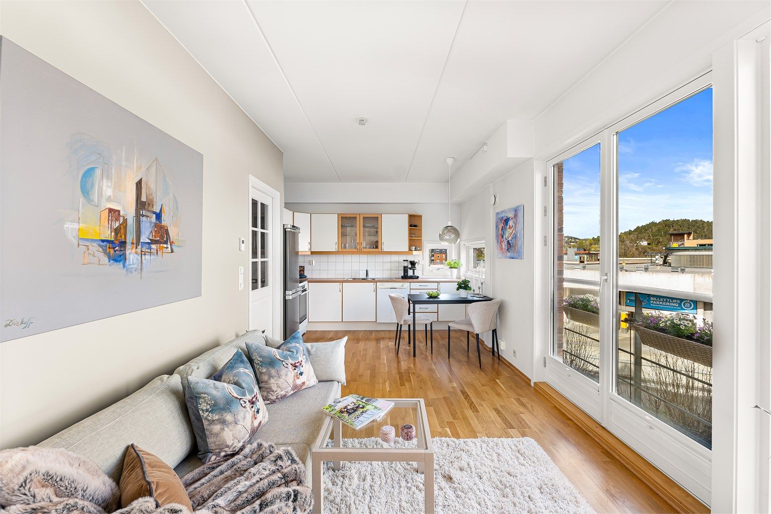 Lys og innbydende stue med plass til sofakrok, Tv-møblement, stuebord m.m. Store vinduer gir godt med naturlig lys og en luftig romfølelse