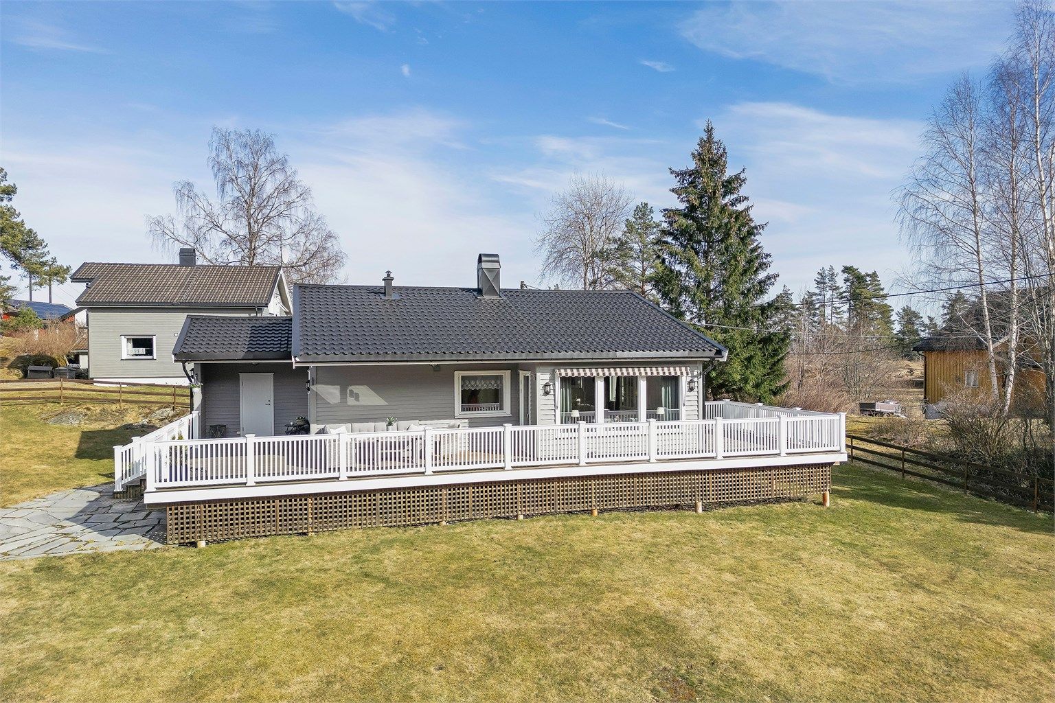 Her har man en fin enebolig på stor tomt, med gode solforhold