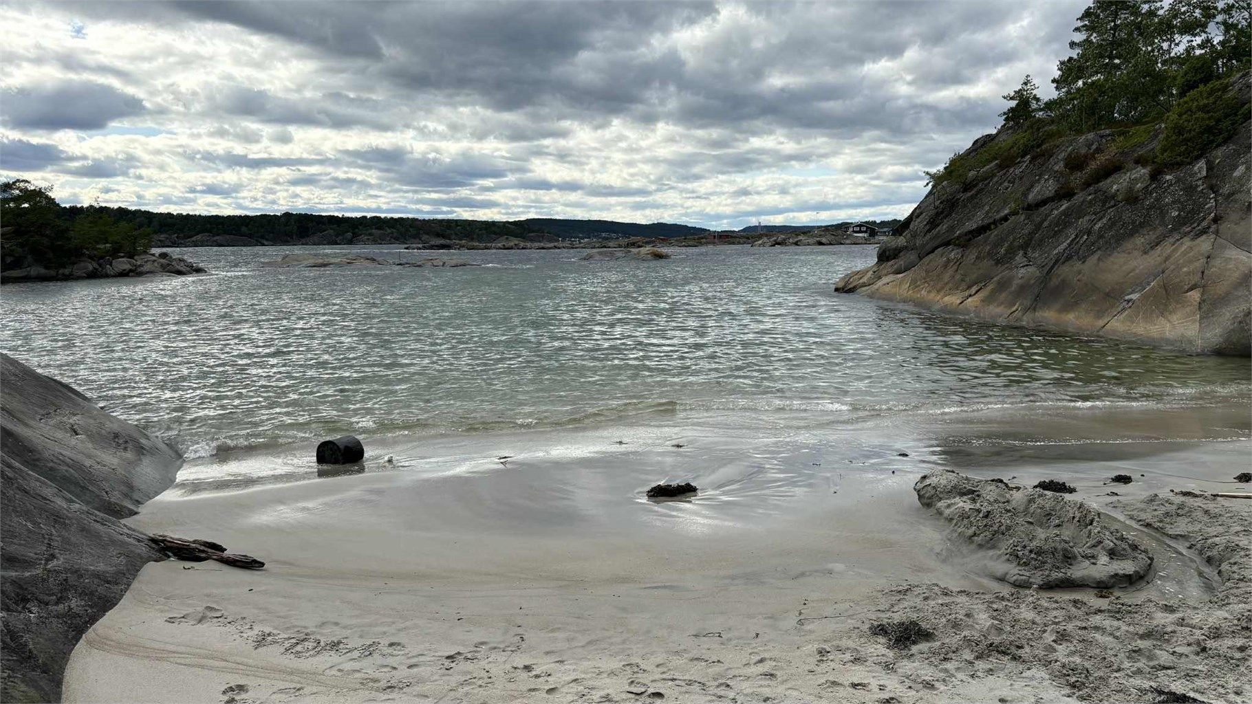 Fredriksen strand ligger rett nedenfor hytta.