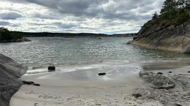 Fredriksen strand ligger rett nedenfor hytta.
