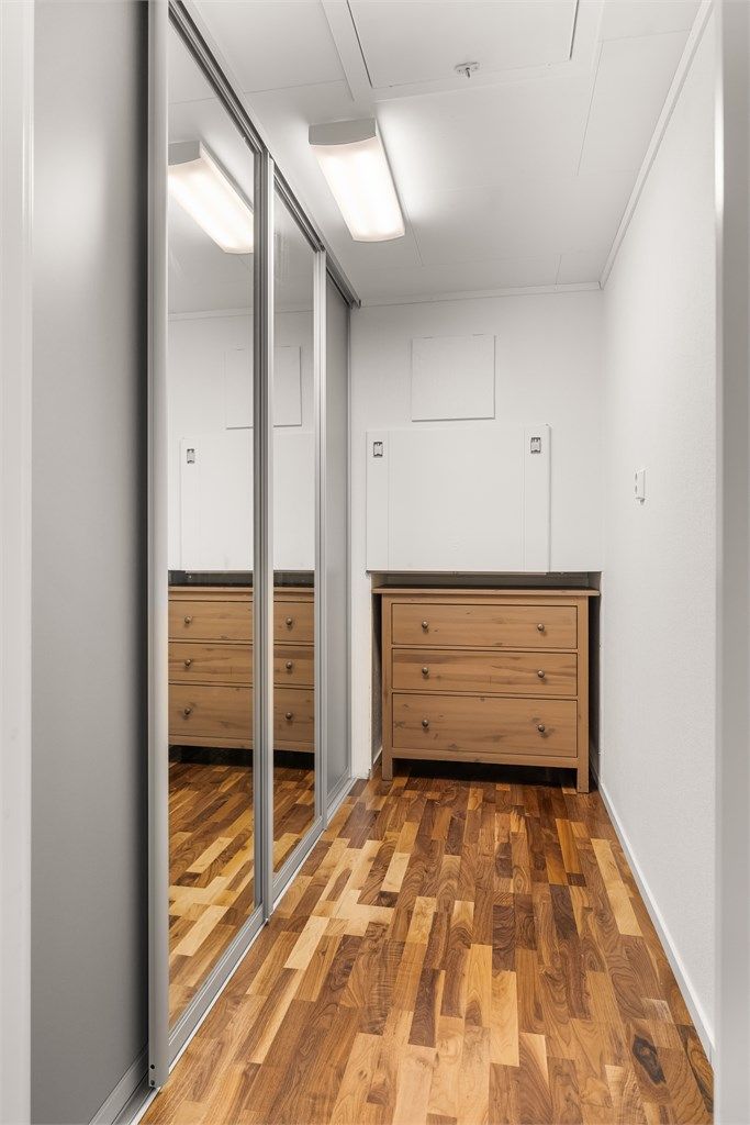 Bod i 2.etg med skyvedørsgarderobe for ekstra oppbevaring samt tilgang til ventilasjonsalegget og loftet. Aggregat for balansert ventilasjonsanlegg er montert på vegg.