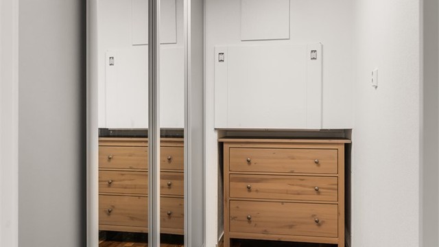 Bod i 2.etg med skyvedørsgarderobe for ekstra oppbevaring samt tilgang til ventilasjonsalegget og loftet. Aggregat for balansert ventilasjonsanlegg er montert på vegg.