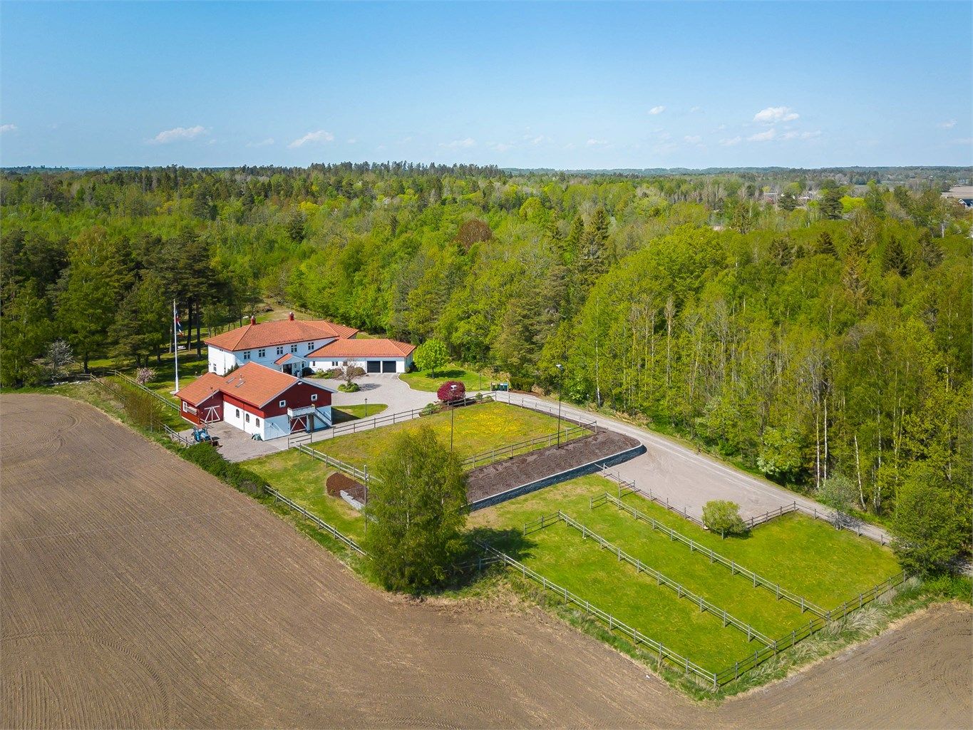 Eiendommen er ypperlig for hestehold med stall og ridebane, og til dels inngjerdet med luftegårder for hest. Eiendommens sidebygning kan også egne seg til alternativt bruk.