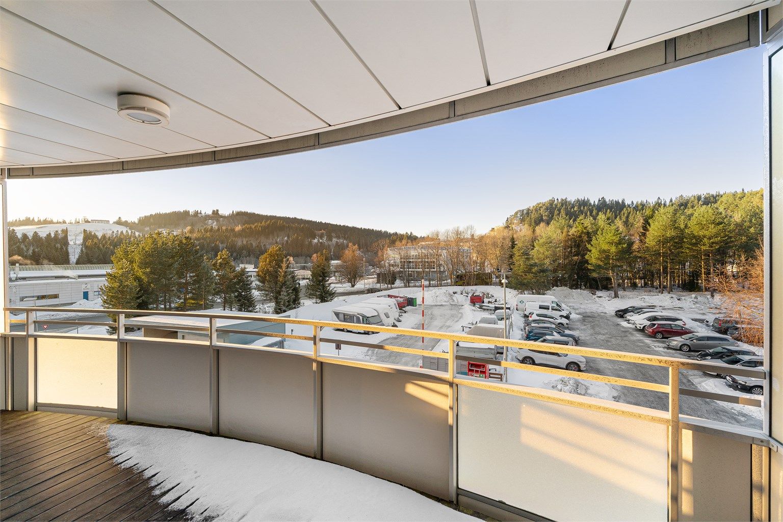  I tillegg til den naturskjønne beliggenheten, finner du et bredt utvalg av praktiske fasiliteter i nærområdet. Barnehager, skoler, dagligvarebutikker og idrettsanlegg er alle innen gangavstand, noe som gjør hverdagen enklere og mer praktisk.