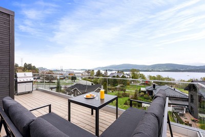 Terrasse i 3. etasje med flott utsikt mot Ellingsøyfjorden og gode solforhold