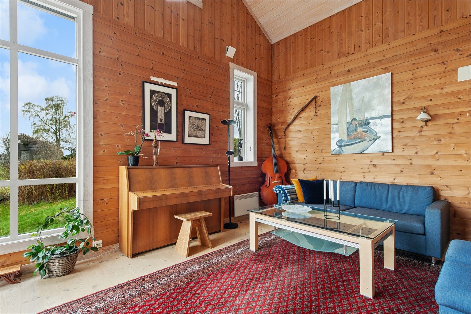 De store vinduene i stuen sørger for rikelig med lysinnslipp.