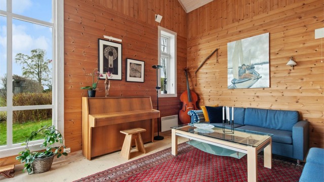 De store vinduene i stuen sørger for rikelig med lysinnslipp.