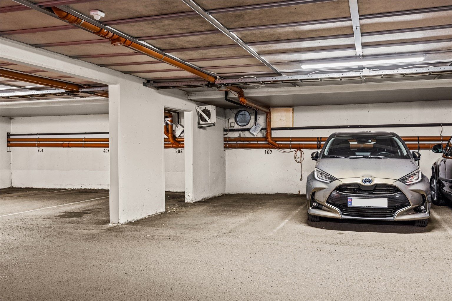 Leiligheten har en medfølgende parkeringsplass i felles garasjekjeller. 