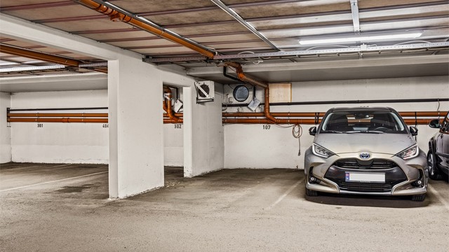Leiligheten har en medfølgende parkeringsplass i felles garasjekjeller.
