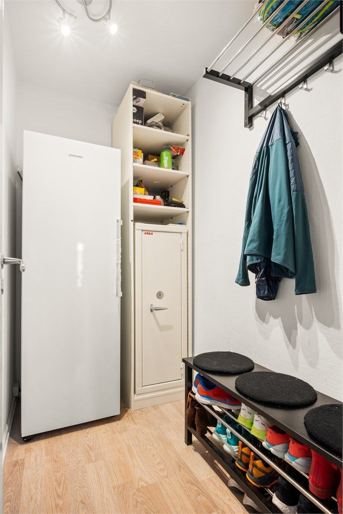 En praktisk innvendig bod med adkomst fra entréen gir verdifull og lett tilgjengelig lagringsplass.