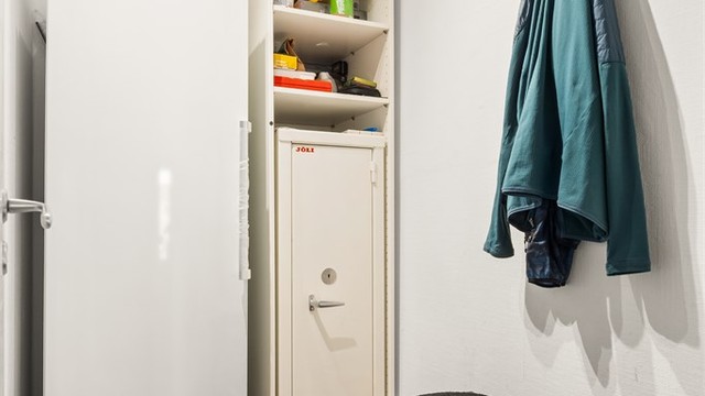 En praktisk innvendig bod med adkomst fra entréen gir verdifull og lett tilgjengelig lagringsplass.