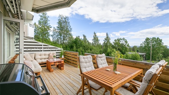 Terrassen er på hele 19 kvm og grenser til grønne fellesområder. Dels takoverbygd med markise. Det er tillatt med både el- og gassgrill
