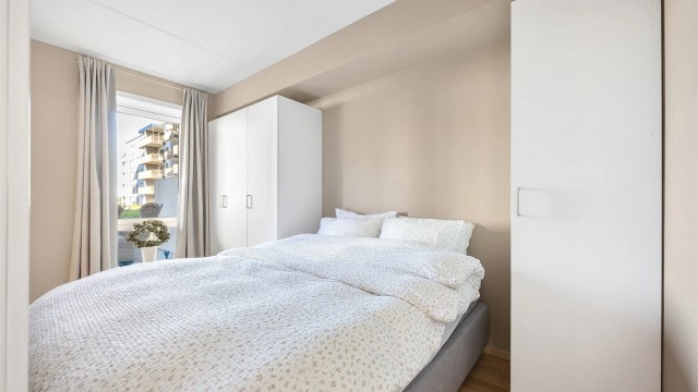 Soverom med plass til dobbeltseng og garderobeskap.