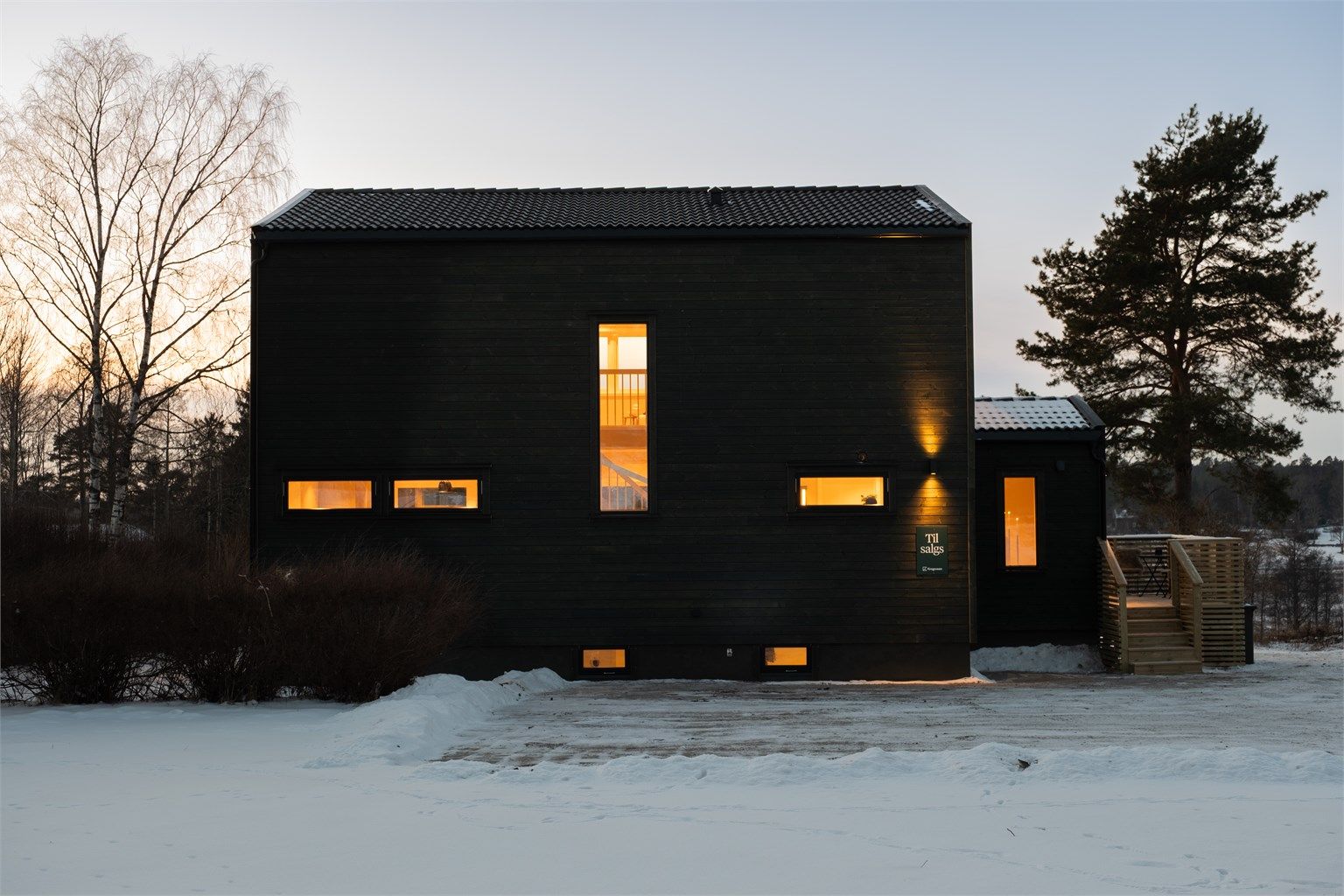 Gjennom 2025 ble boligen påbygget med ny andre etasje og nytt tilbygg til første. Opprinnelig del fra 1962 ble samtidig helt ombygget.
Fotograf; Kristoffer Kristiansen.