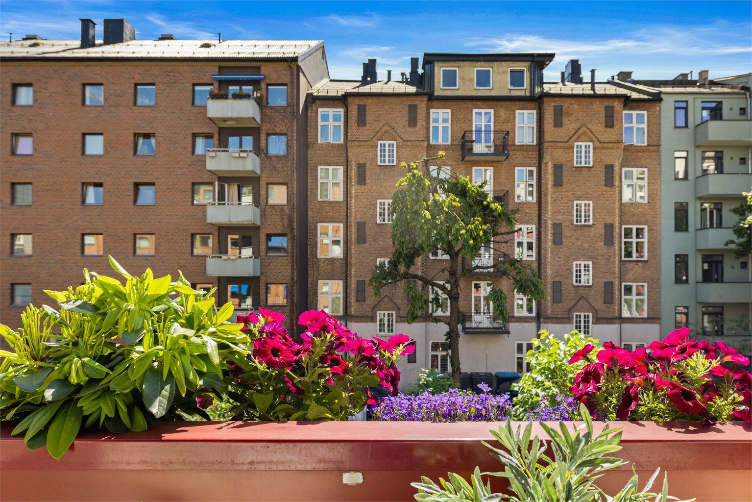 Balkongen vender ut mot bakgård