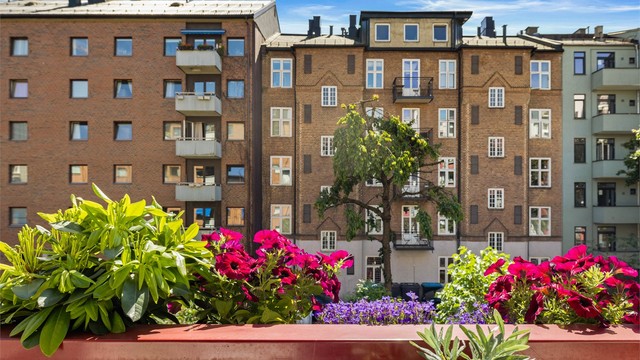 Balkongen vender ut mot bakgård