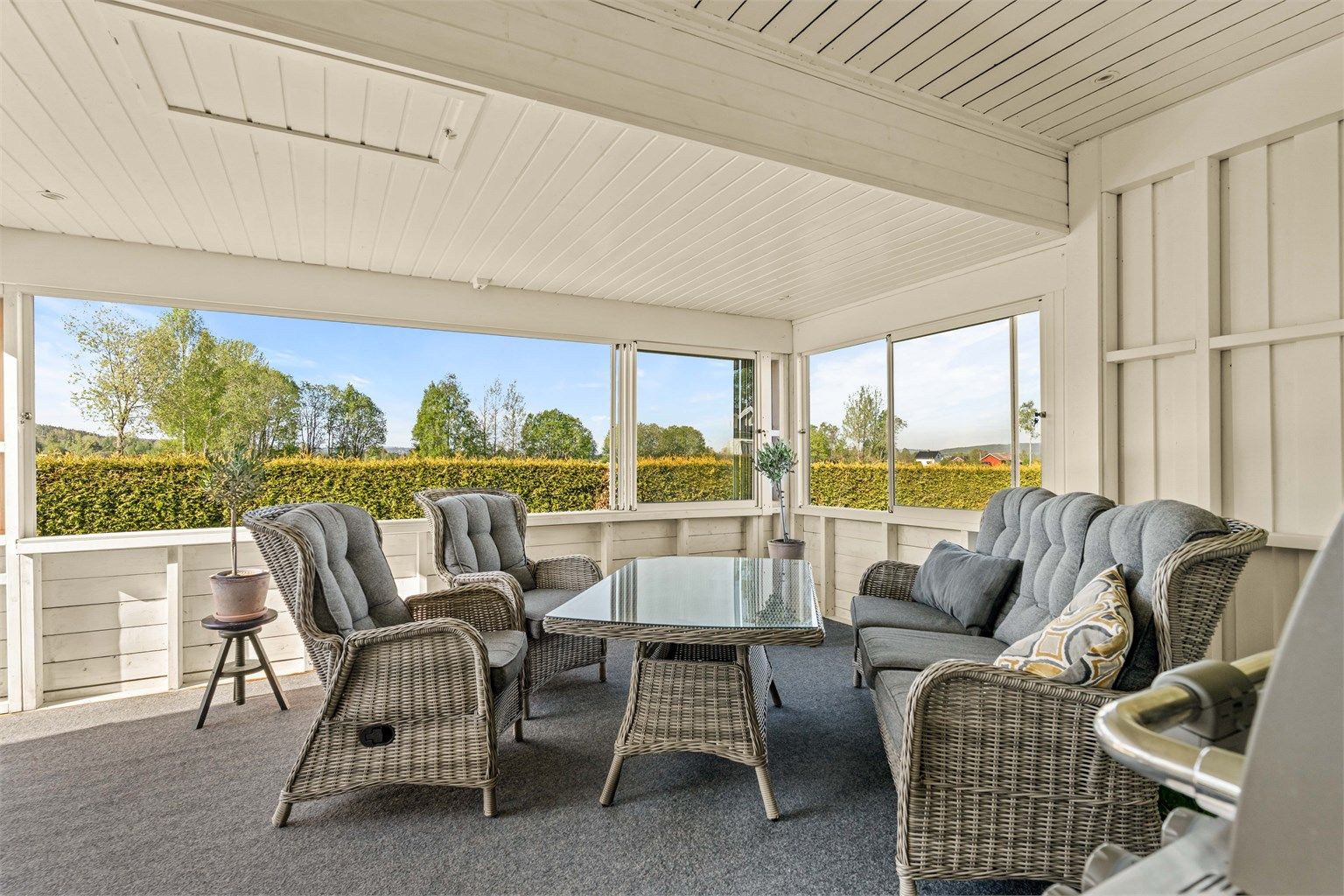 Den innglassede terrassen fungerer som en forlengelse av stuen store deler av året.