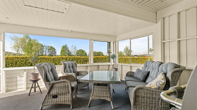 Den innglassede terrassen fungerer som en forlengelse av stuen store deler av året.