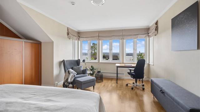 Fra hovedsoverommet kan du nyte en behagelig utsikt over Oslofjorden, samtidig som de store vindusflatene slipper inn rikelig med naturlig lys.