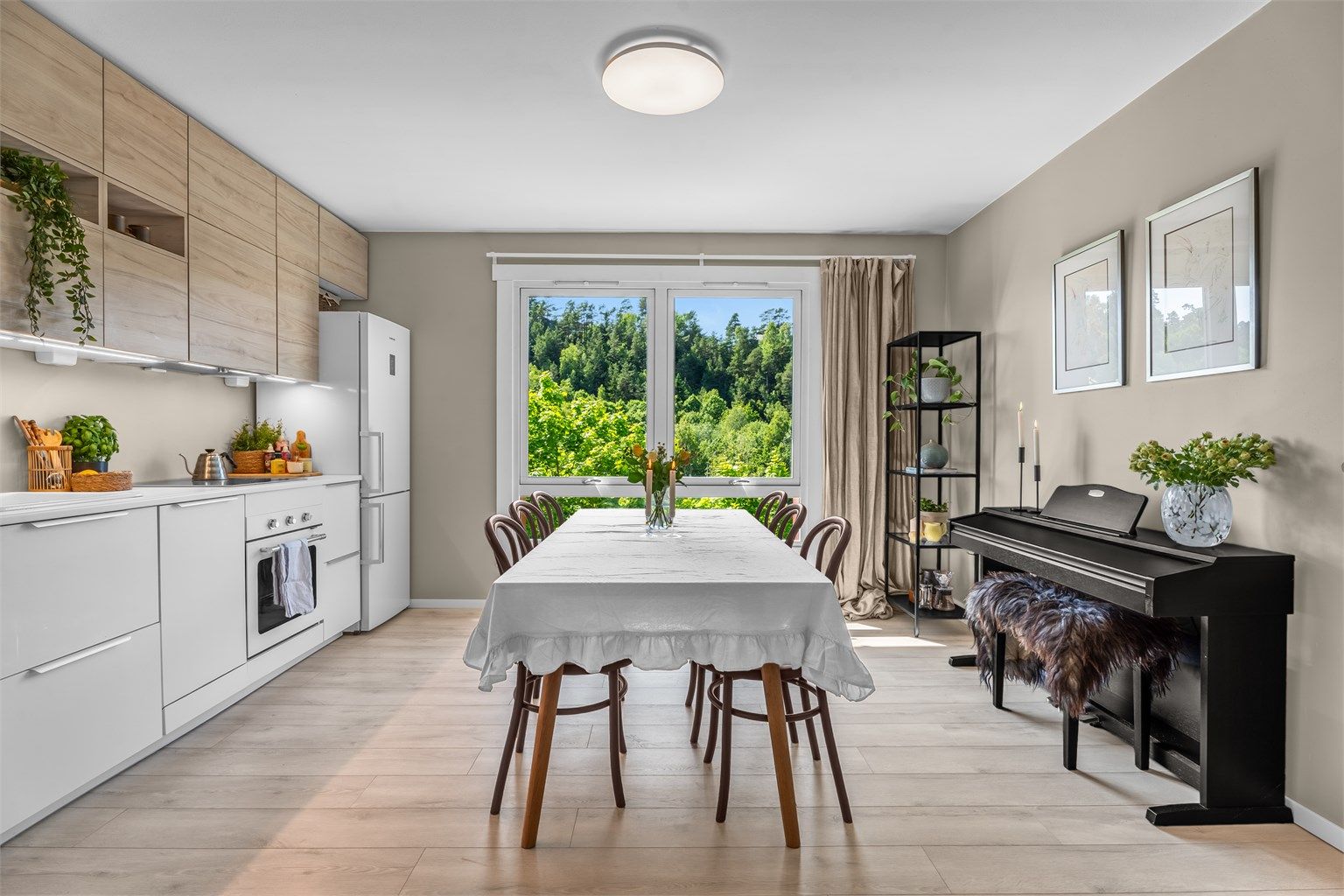 Store vindusflater med frodig utsyn.