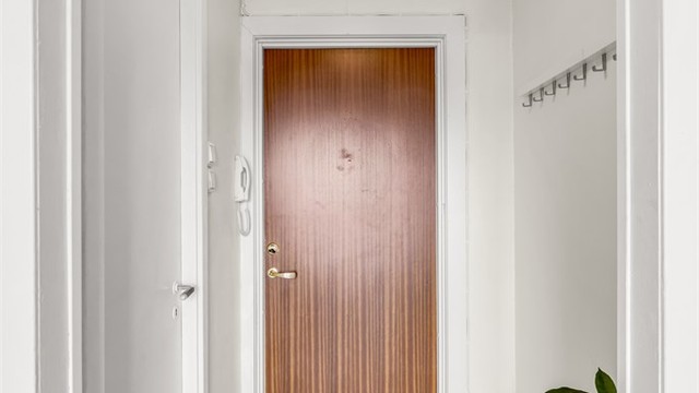 Velkommen inn! Entré med plass til oppbevaring av sko og yttertøy.