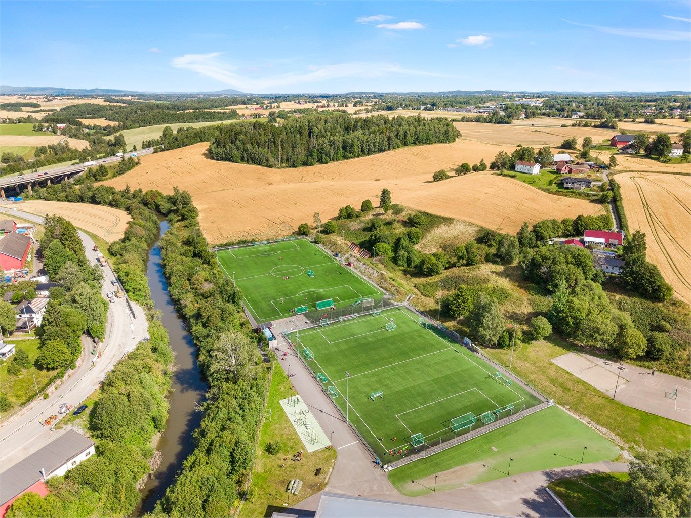 Kort gangavstand til Frogner idrettspark med kunstgressbaner og idrettsanlegg.