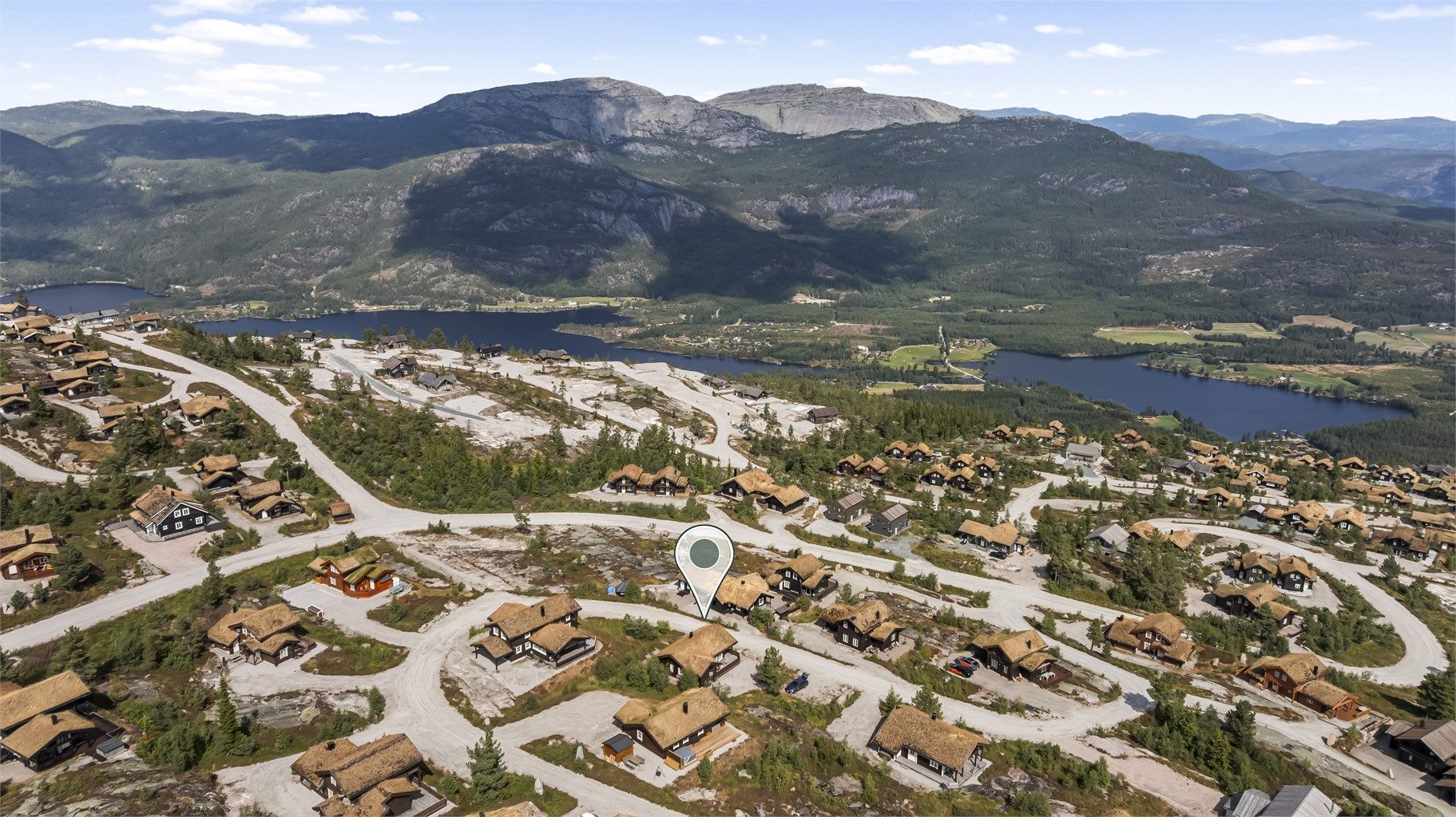 Her ser man nærheten til vann og fjell.