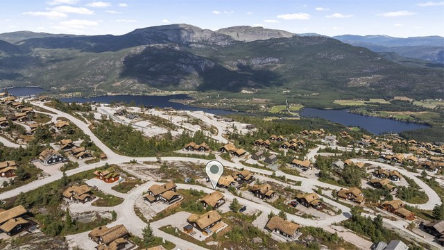 Her ser man nærheten til vann og fjell.