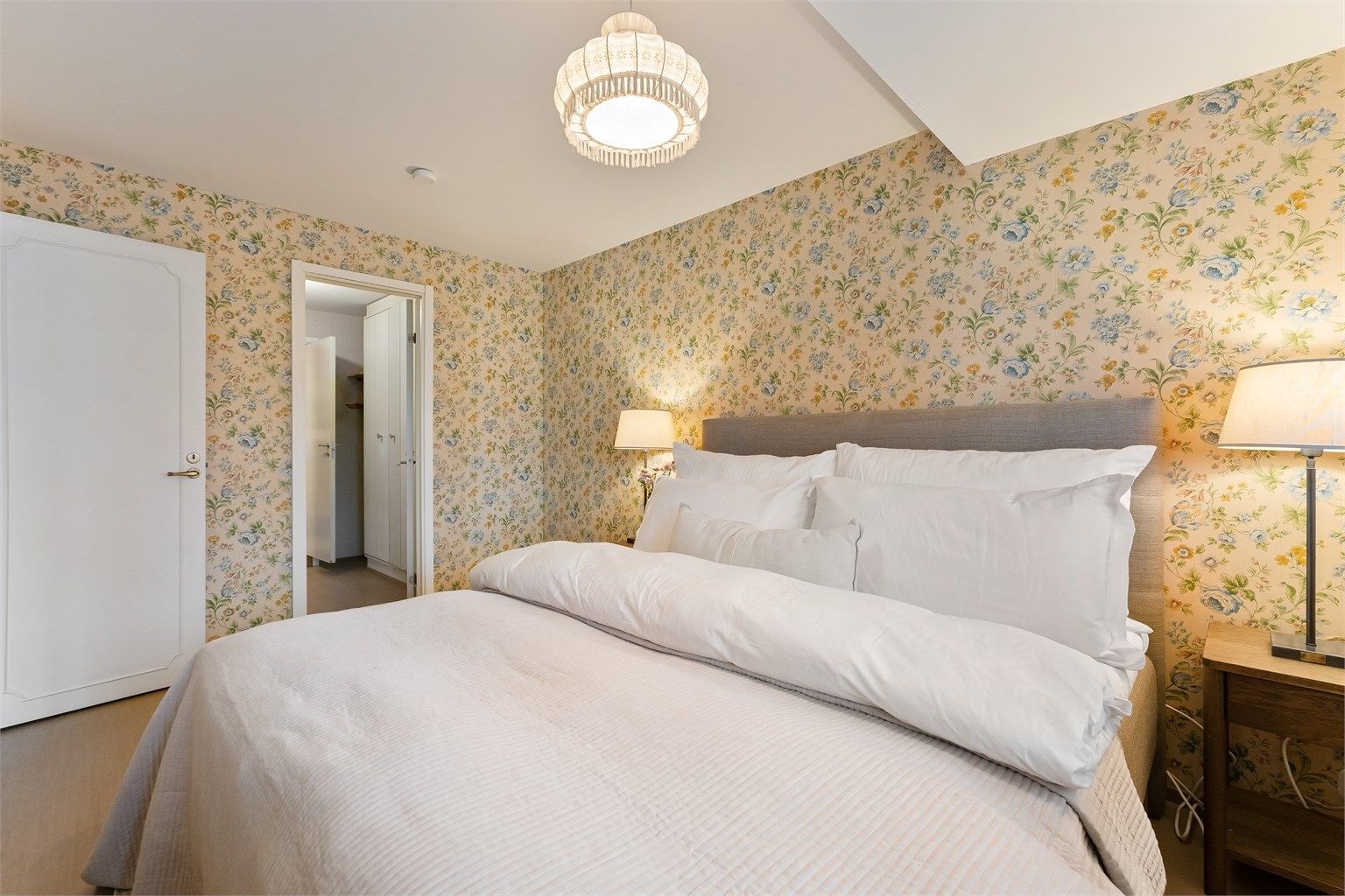 Her er det direkte adkomst til bad og garderoberom 