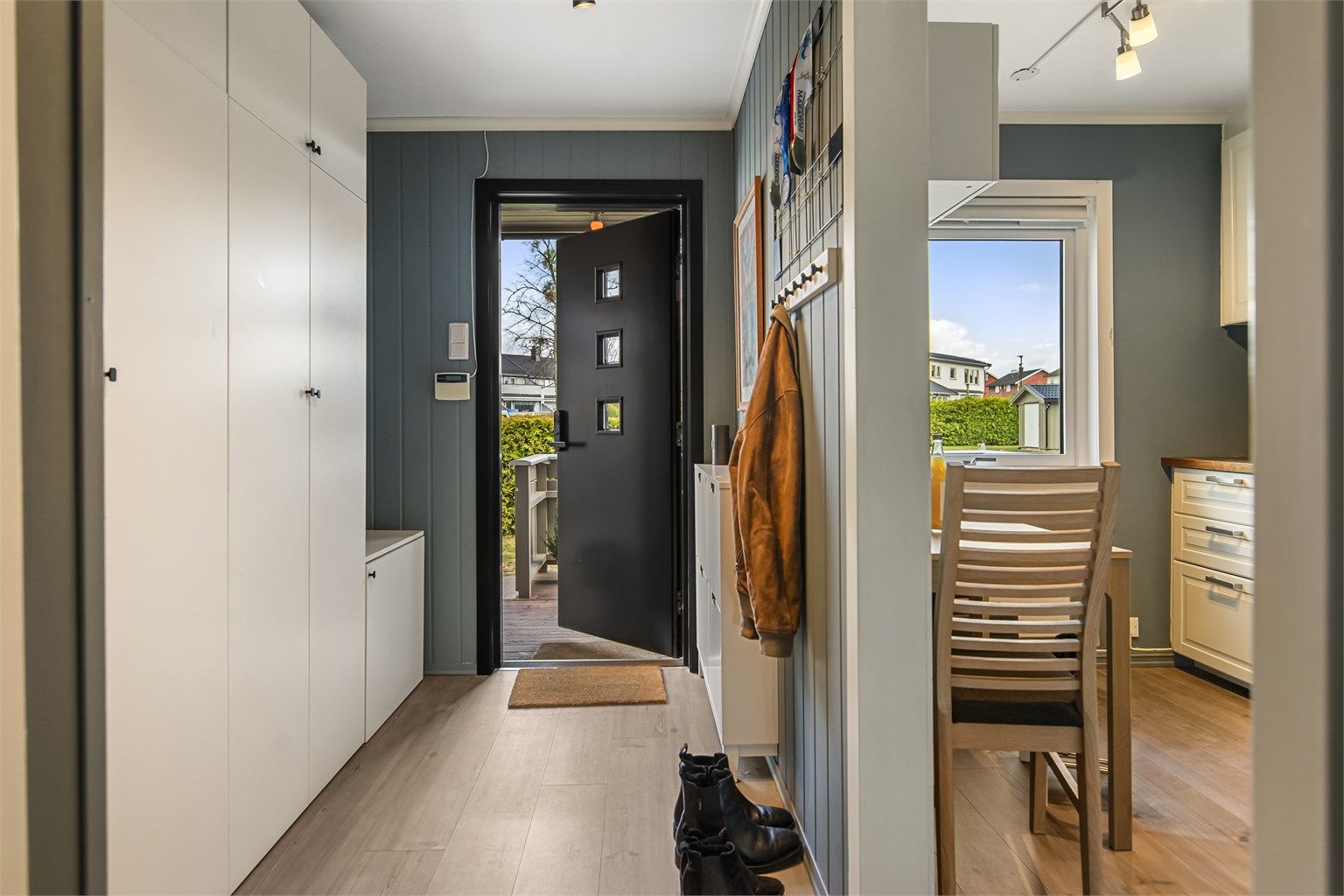 Romslig fin gang som har godt med plass for å henge av seg yttertøyet