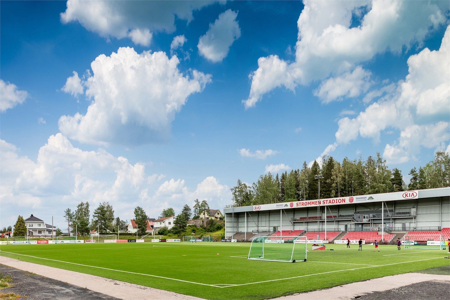 For den sportsinteresserte er det kort vei til Strømmen Stadion.