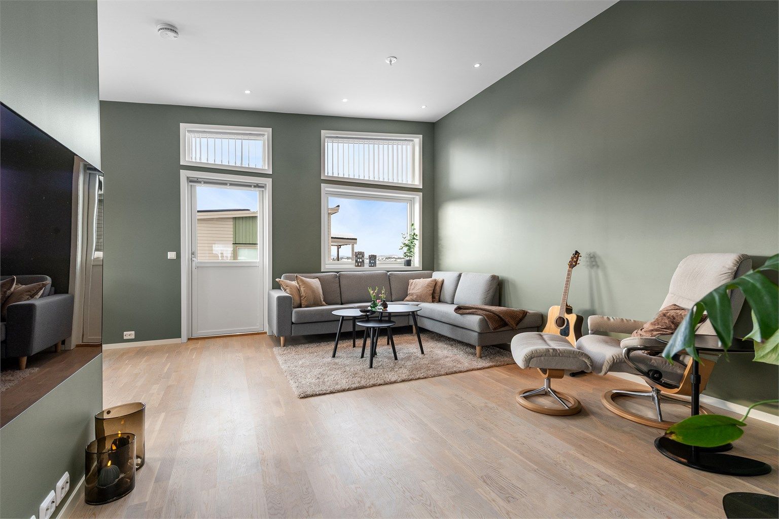Fra stuen er det direkte utgang til en romslig balkong på 13 m².