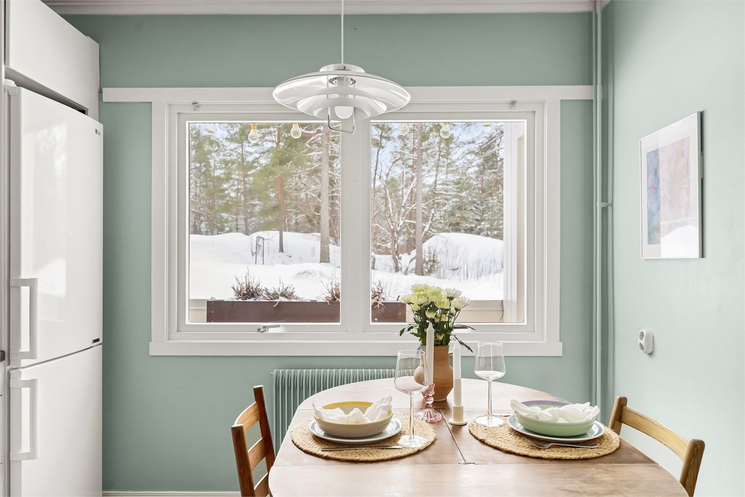 Spiseplassen har en hyggelig plassering ved vinduet.