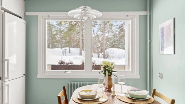 Spiseplassen har en hyggelig plassering ved vinduet.