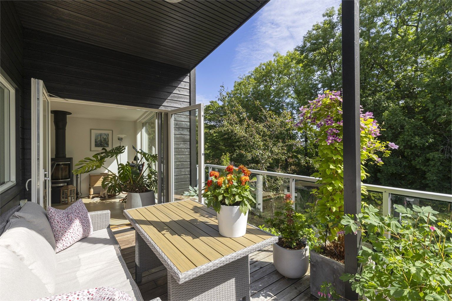 Boligen har flere uteplasser og en frodig hage som omkranser eiendommen. (Foto: Marianne Bryne). 