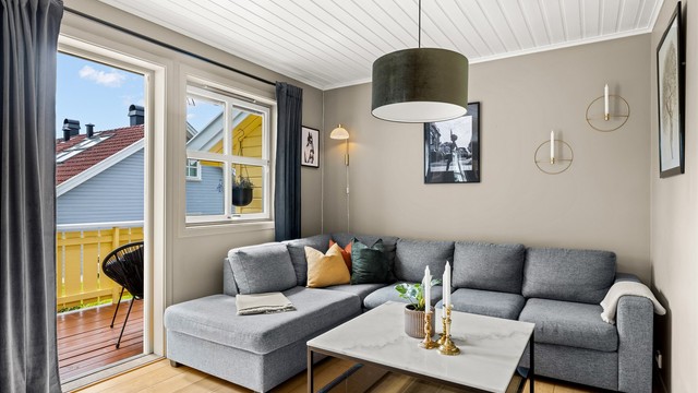 Fra stuen/spisestuen er det utgang til sydvendt balkong på 6 kvm