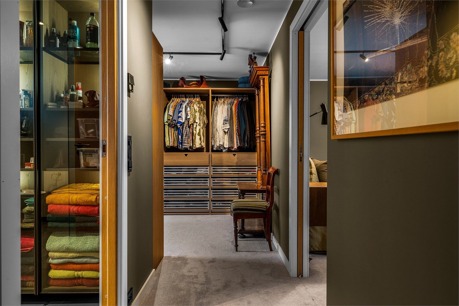 Hovedsoverommet har en egen avdeling med en suite bad og garderobe.