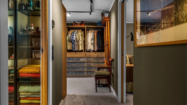 Hovedsoverommet har en egen avdeling med en suite bad og garderobe.